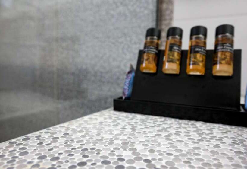 חדר סטנדרט לשלושה, Petinaros