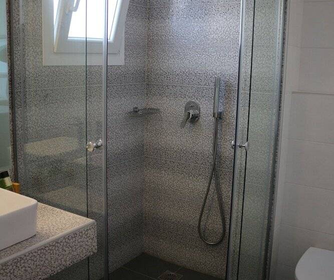 חדר סטנדרט לשלושה, Petinaros