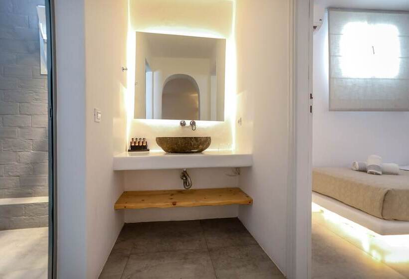 חדר סטנדרט לארבעה, Petinaros