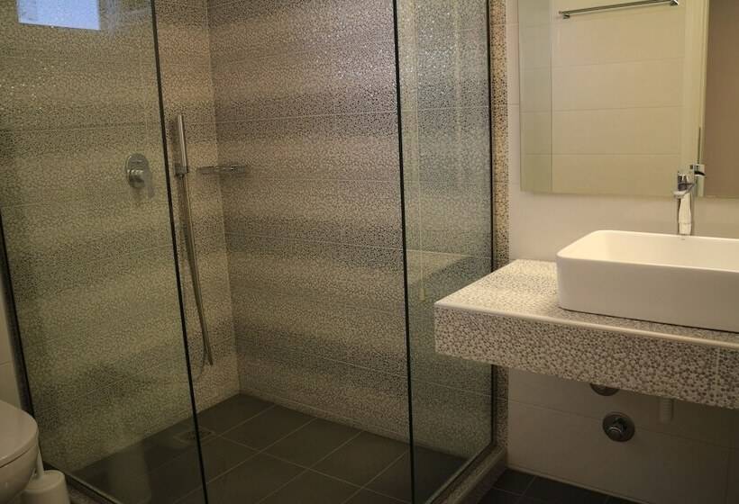 חדר סופריור, Petinaros