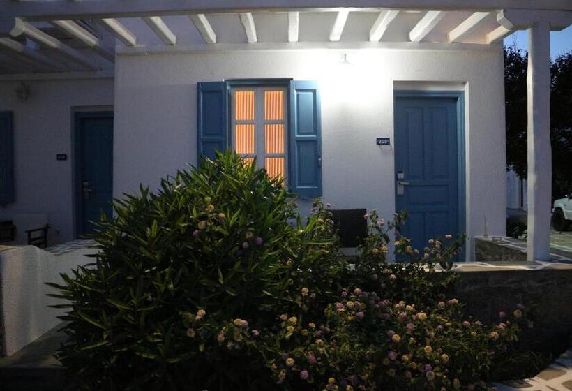 חדר סטנדרט לשלושה, Petinaros