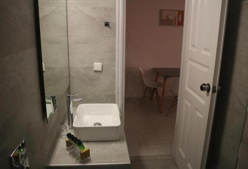 חדר סטנדרט לשלושה, Petinaros