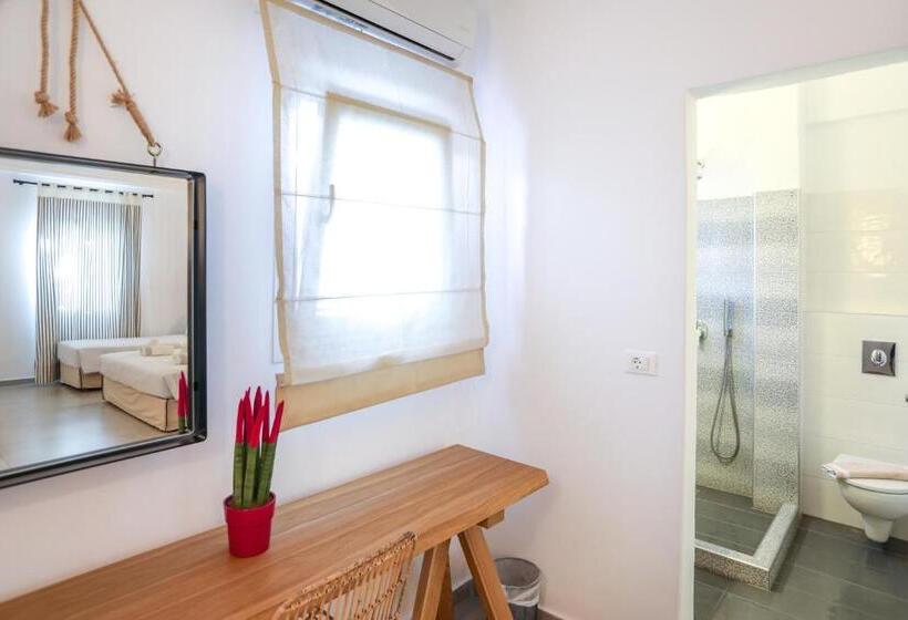 חדר סטנדרט לשלושה, Petinaros