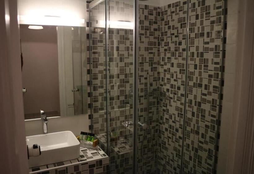 חדר סטנדרט לארבעה, Petinaros