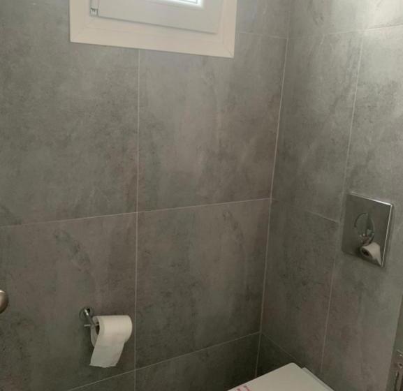 חדר סטנדרט לארבעה, Petinaros