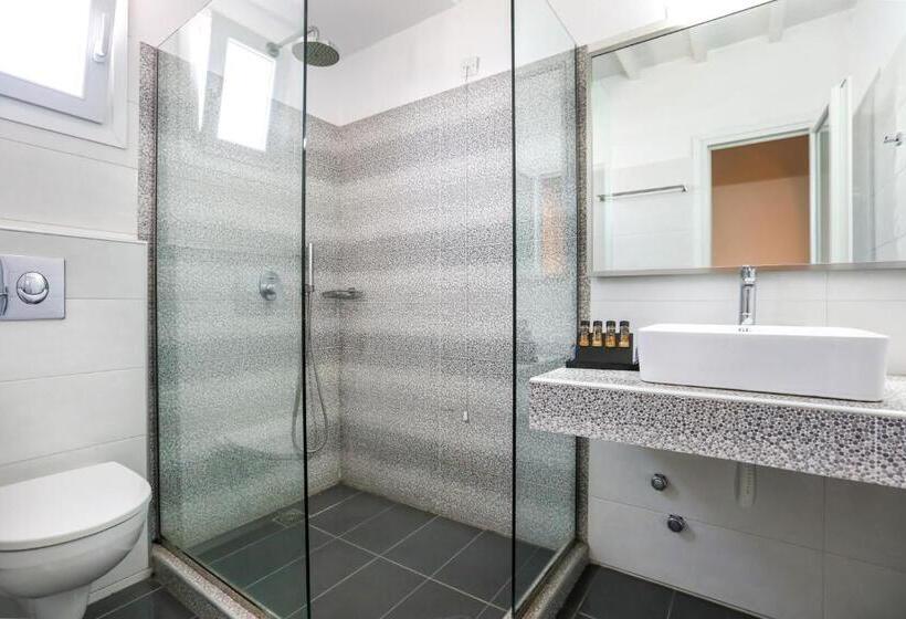 חדר סטנדרט לארבעה, Petinaros