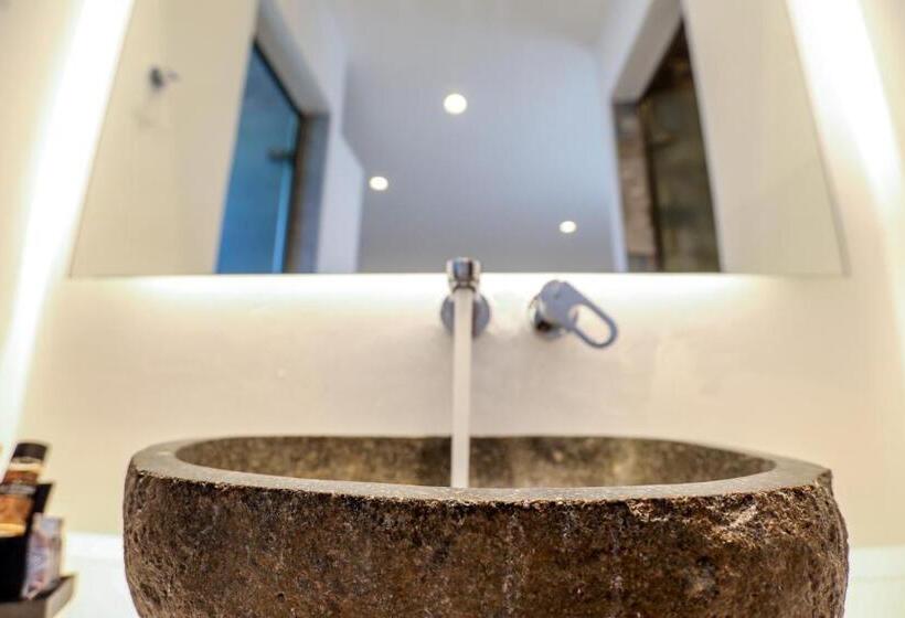 חדר סופריור, Petinaros