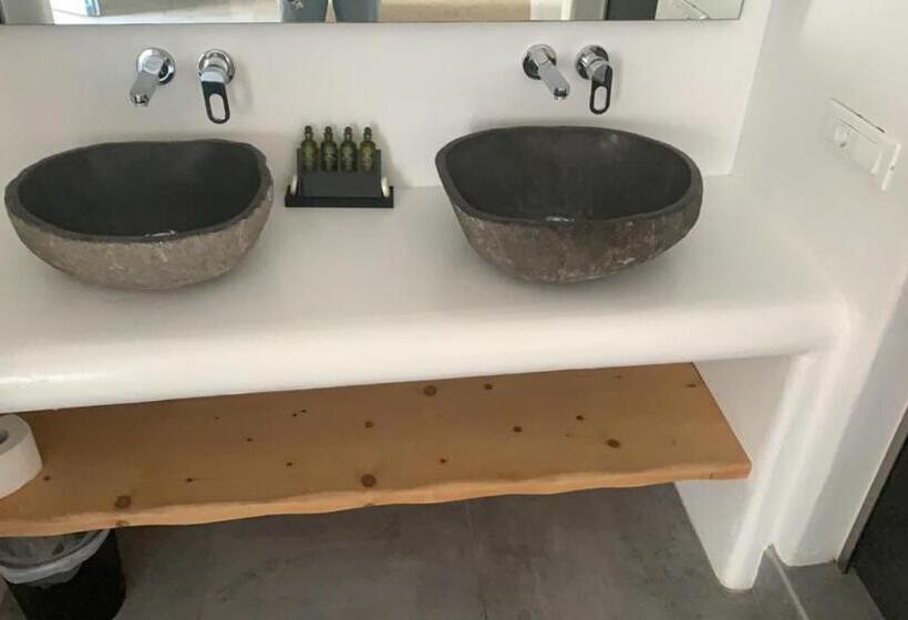 חדר סטנדרט לארבעה, Petinaros