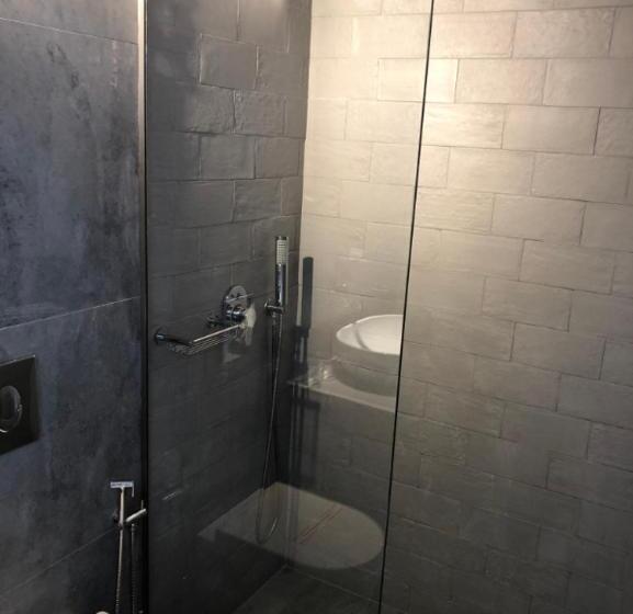 חדר סופריור, Petinaros