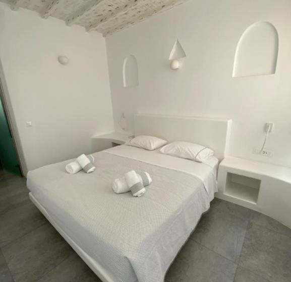 חדר סופריור, Petinaros