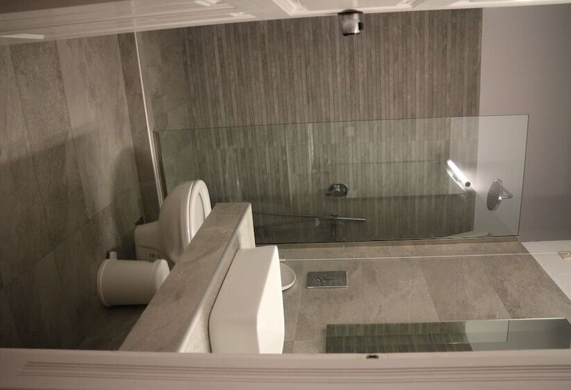 חדר סטנדרט לארבעה, Petinaros