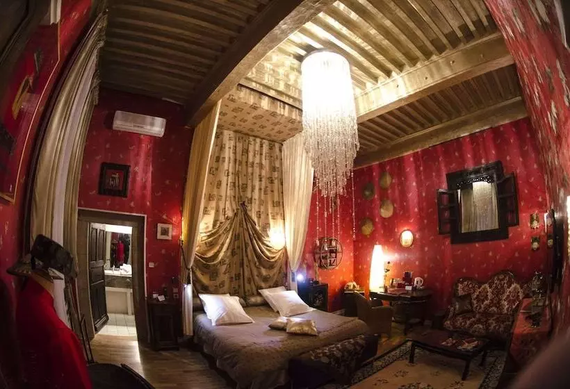 سوییت لوکس, Hôtel Renaissance