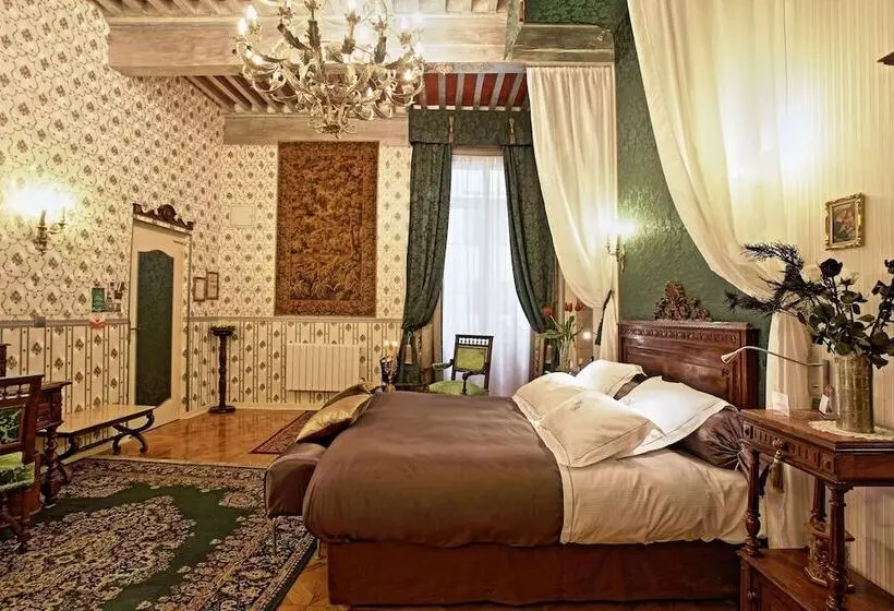 سوییت لوکس, Hôtel Renaissance