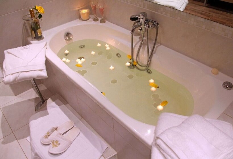 Люкс Сеньор, Hôtel Renaissance