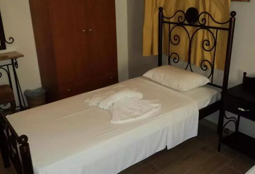 اتاق استاندارد سه نفره, Paris Hotel