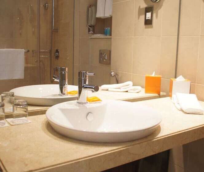 스탠다드 룸 더블 침대, Centro Yas Island By Rotana
