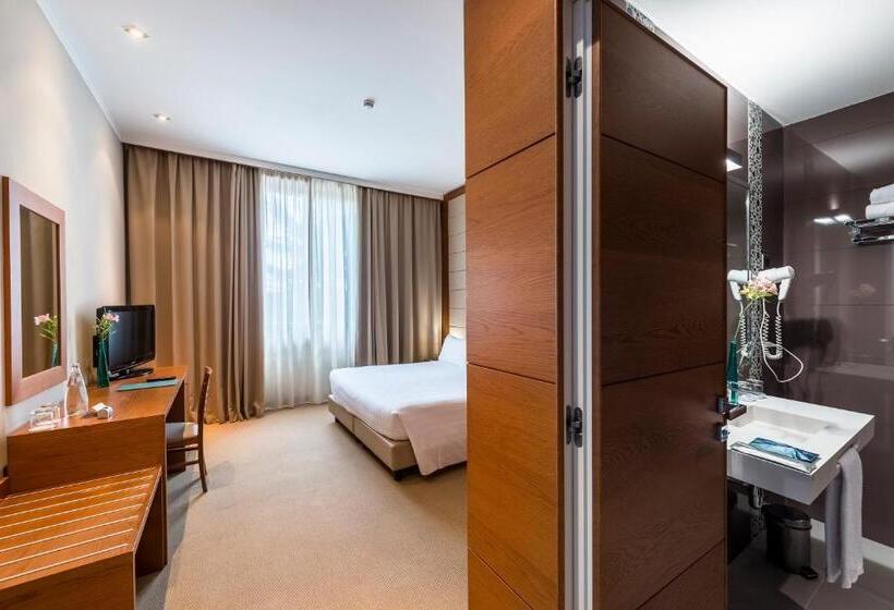 اتاق اجرایی, Occidental Aurelia