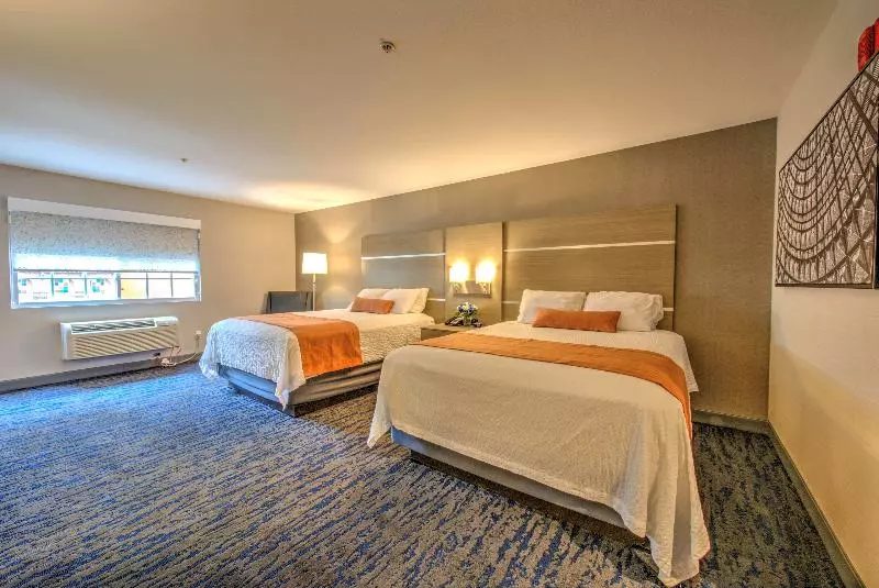 اتاق استاندارد با تخت دو نفره بزرگ, Best Western Plus Media Center Inn & Suites