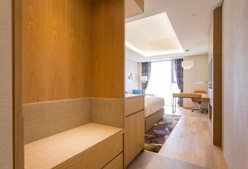 Habitació Deluxe, Charis