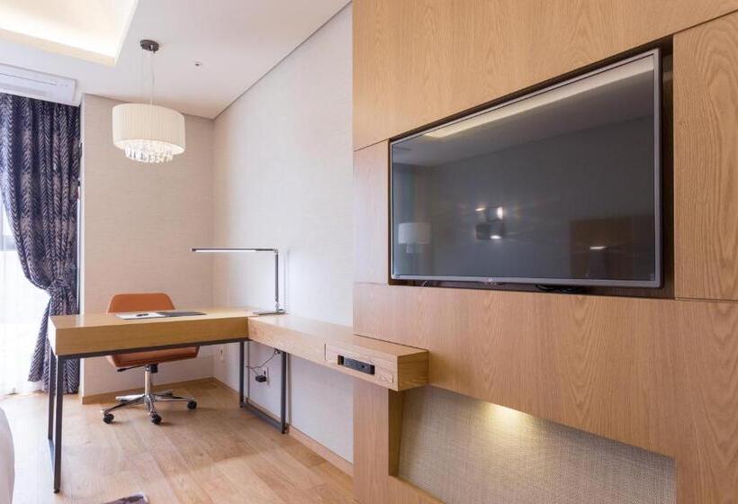 Habitació Deluxe, Charis