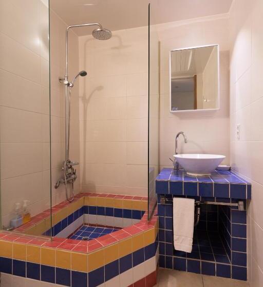 Habitació Estàndard, Charis