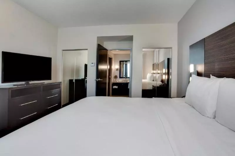 キングサイズベッドのスイートルーム, Crowne Plaza Hotel & Resorts Fort Lauderdale Airport/ Cruise, An Ihg