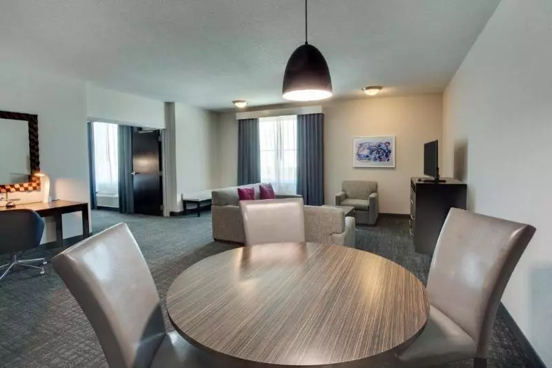 キングサイズベッドのスイートルーム, Crowne Plaza Hotel & Resorts Fort Lauderdale Airport/ Cruise, An Ihg