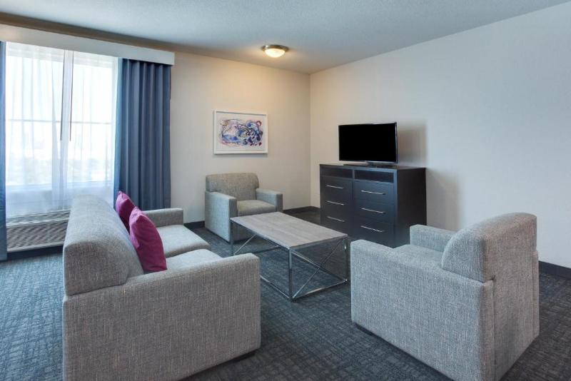 キングサイズベッドのスイートルーム, Crowne Plaza Hotel & Resorts Fort Lauderdale Airport/ Cruise, An Ihg