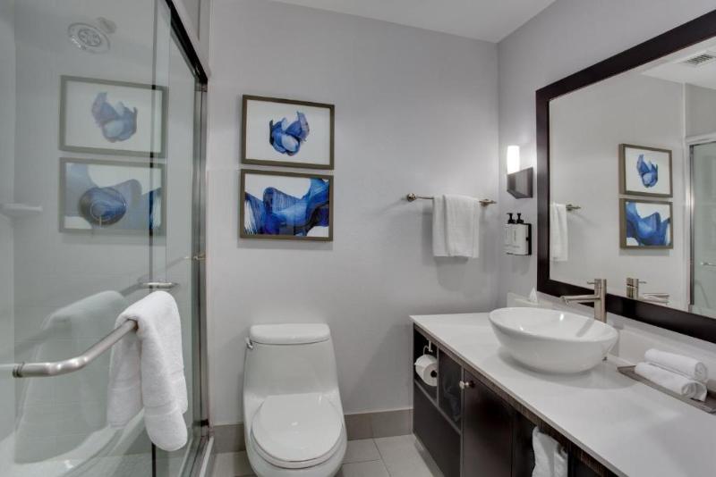 חדר סטנדרט עם מיטת קינג, Crowne Plaza Hotel & Resorts Fort Lauderdale Airport/ Cruise, An Ihg