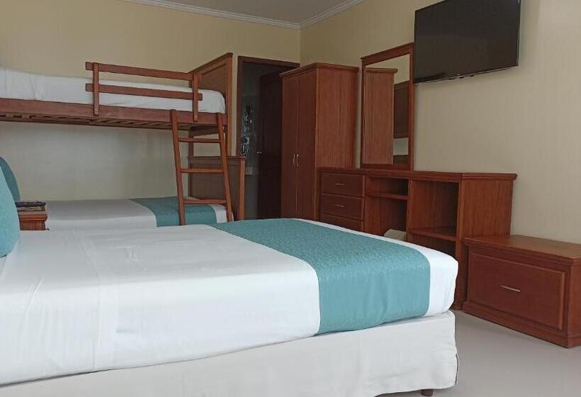 标准三人间, El Marques