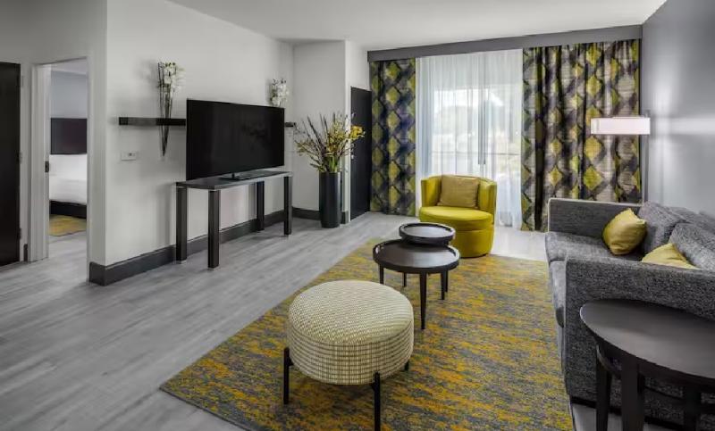 キングサイズベッドのスイートルーム, Doubletree By Hilton Sarasota Bradenton Airport