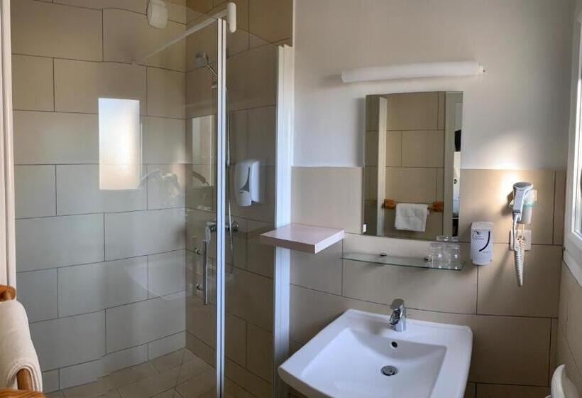 חדר סטנדרט לשלושה, Le Grand Hôtel Ussel   Nouvelle Gérance 2023