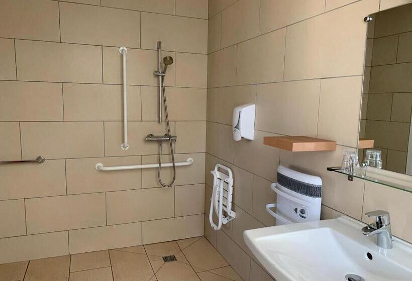 חדר סטנדרט מותאם לאדם עם מוגבלויות, Le Grand Hôtel Ussel   Nouvelle Gérance 2023