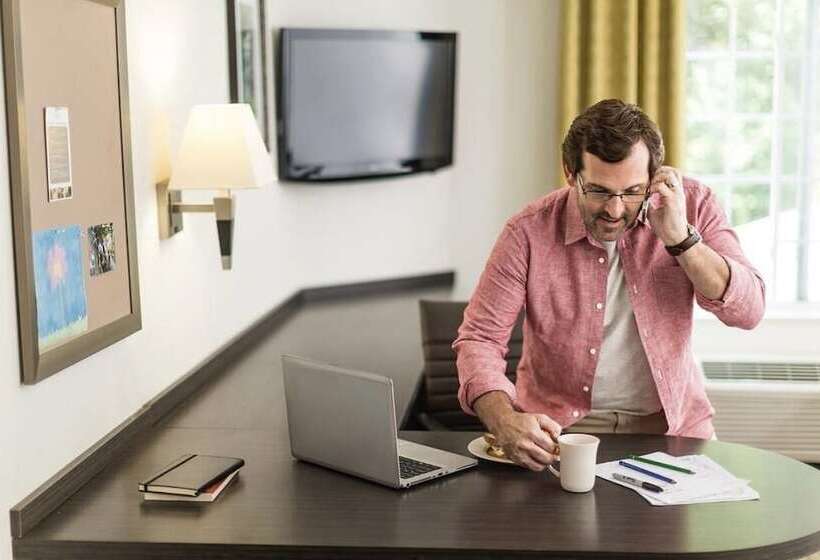 جناح, Candlewood Suites Portland Airport, An Ihg