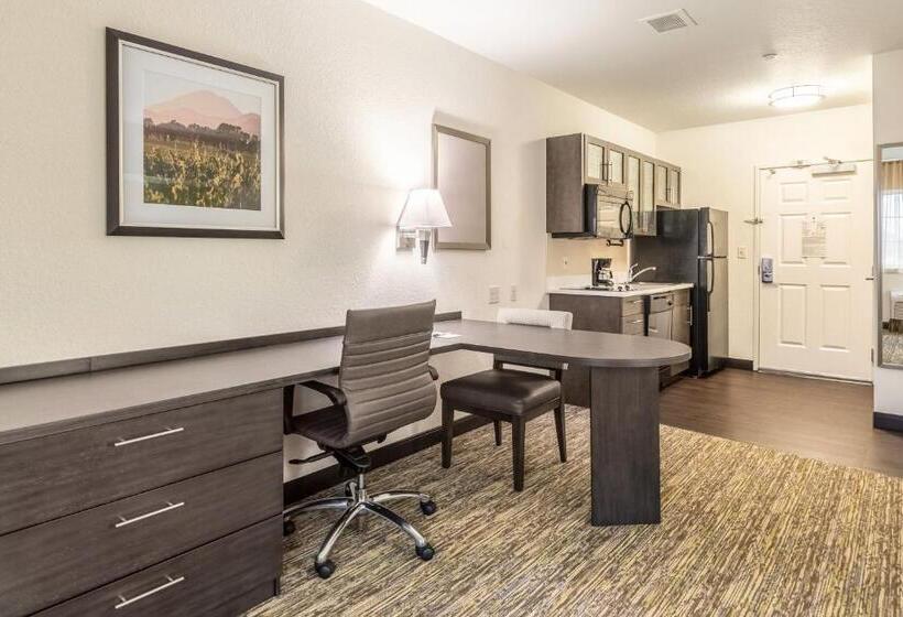 جناح, Candlewood Suites Portland Airport, An Ihg