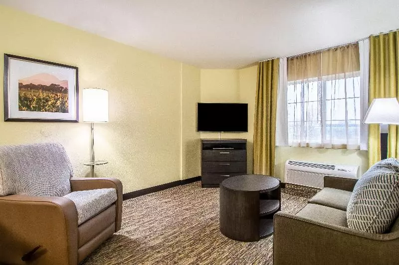 キングサイズベッドのスイートルーム, Candlewood Suites Portland Airport, An Ihg