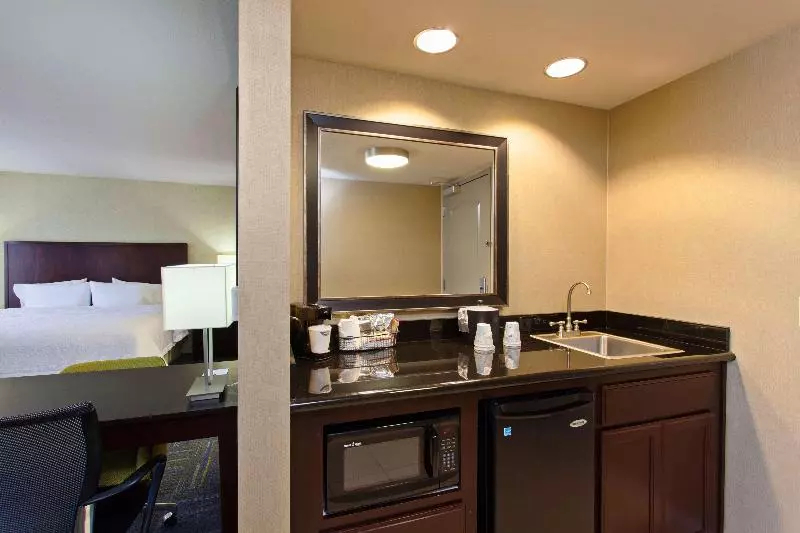 キングサイドベッドのスタンダードワンルーム, Hampton Inn & Suites Merced