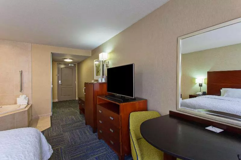 キングサイドベッドのスタンダードワンルーム, Hampton Inn & Suites Merced