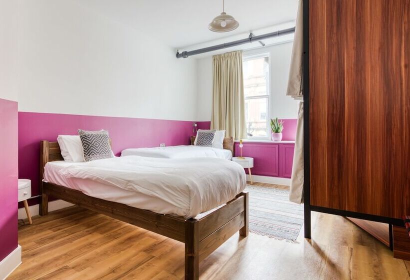 Camera Quadrupla Standard, Malacuna Manchester