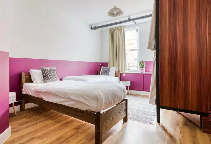 Standard Neljän Hengen Huone, Malacuna Manchester