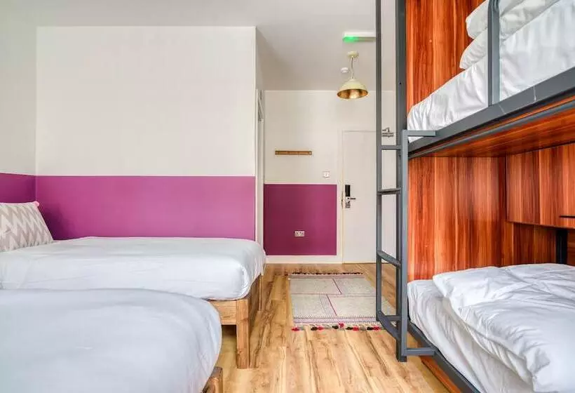 Standard Neljän Hengen Huone, Malacuna Manchester