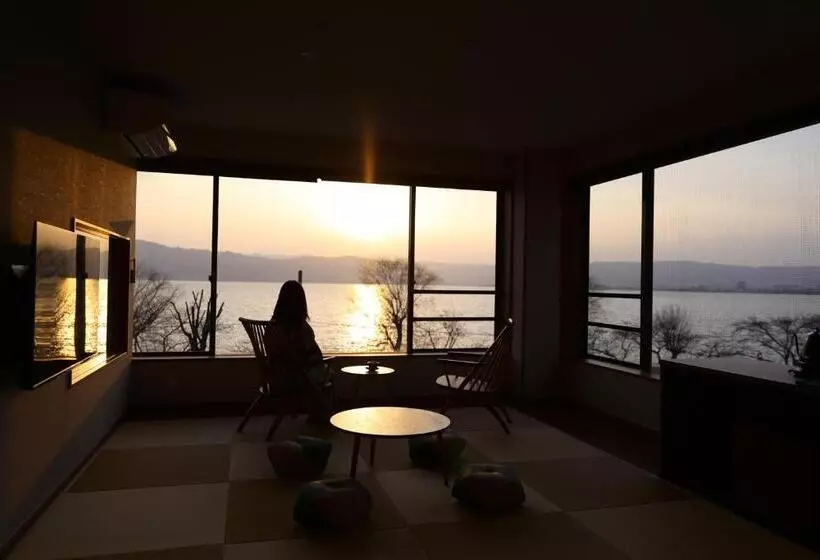 Suite with lake view, Suwakoen