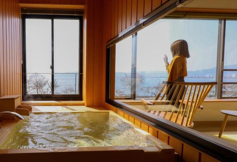 Suite with lake view, Suwakoen