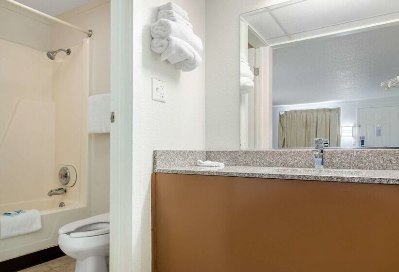 غرفه قياسيه سريرين مزدوجين, Rodeway Inn