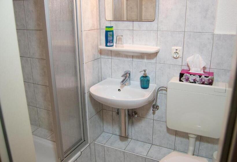 اتاق استاندارد, Am Hillmannplatz Nr.1