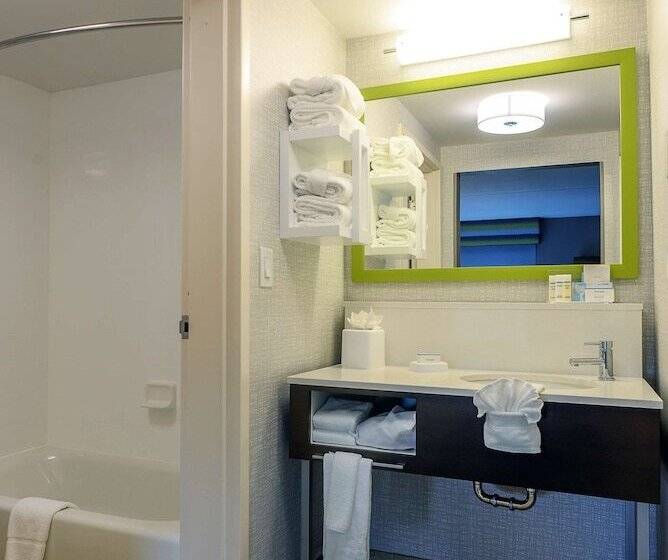 إستوديو قياسى, Hampton Inn & Suites Atlsix Flags