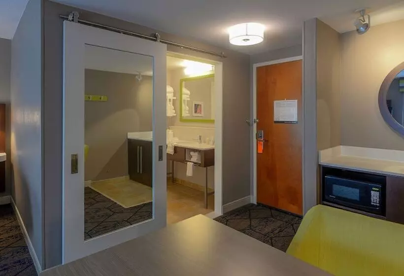 スタンダードスタジオ, Hampton Inn & Suites Atlsix Flags