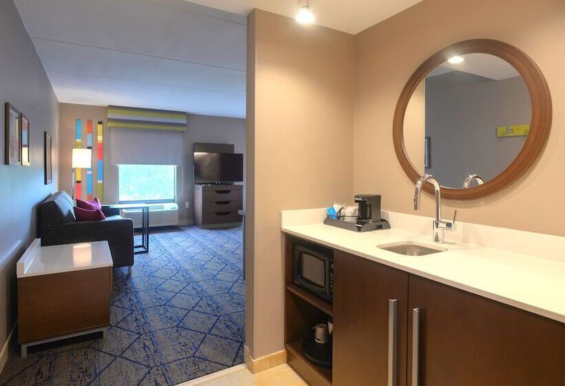 إستوديو قياسى, Hampton Inn & Suites Atlsix Flags