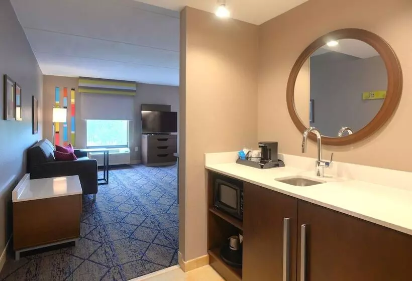 スタンダードスタジオ, Hampton Inn & Suites Atlsix Flags