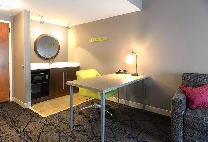 スタンダードスタジオ, Hampton Inn & Suites Atlsix Flags